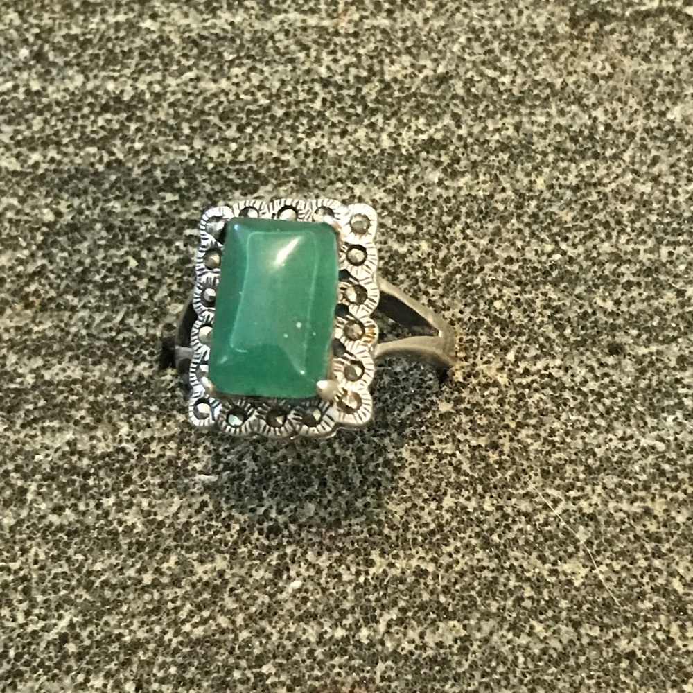 Beautiful Jade & Diamond Ring - Picture 5 of 6